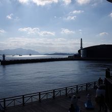 カモンワーフから眺めた関門海峡の様子です。