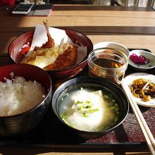 食堂で食べたふくの唐揚げ定食です。