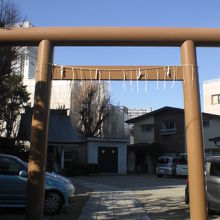 駒込日枝神社の鳥居と境内の様子です。本社が、左奥に見えます。