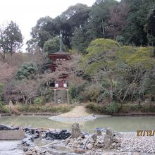 宝池は修繕中であった。