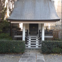 鳥居をくぐると、左奥に、駒込日枝神社の本社が見えてきます。