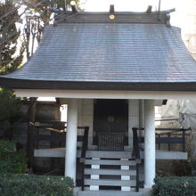 更に進むと駒込日枝神社の本社が近く見えます。簡素な造りです。