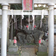 駒込日枝神社のすぐ横には、日吉稲荷神社があります。