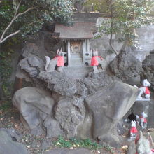 駒込日枝神社の横の日吉稲荷神社の奥社です。