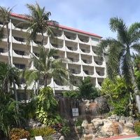 プールサイドのんびりできます。