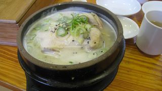 行列のできる参鶏湯の店。