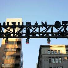 すずらん通り側から、晴海通り方向に、標識を見ている様子です。