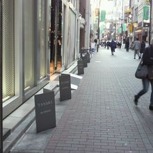 街路灯につけられたすずらん通りの標識と通りの様子です。