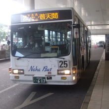 空港バス停にやって来た25番バスの様子