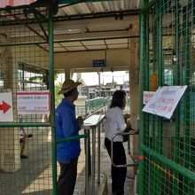 ワットアルンの船着き場入り口