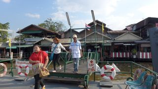 僅か数分ですがチャオプラヤ川の船旅が楽しめます