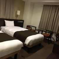 ツインの部屋です。右奥にはクローゼットもありました。