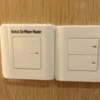 問題のウォーターヒータースイッチ。ドントタッチとか書くべき