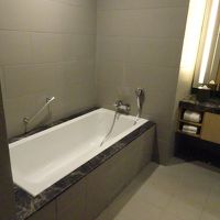 広いバスルーム。手前右にシャワーブースがあります。