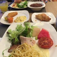 朝食はこんな感じ。クロワッサンが焼きたてで美味しかった。