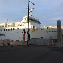 港に停泊するフェリー