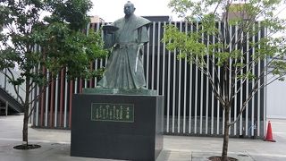 左手に名槍「日本号」右手には大杯の母里太兵衛