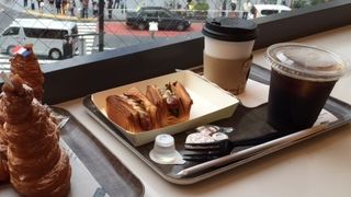 窓際のカウンター席でモーニング。