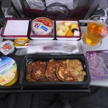 往路：最初の機内食。写真には無いがクロワッサンも出た。