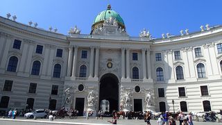 美しく巨大な門