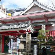 新京極商店街にひときは目立つ寺院です