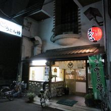 夜の店の外観