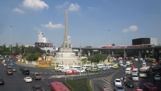 戦勝記念塔駅とサナームパオ駅の中間地点
