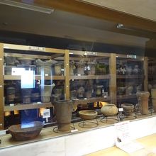 倉庫には展示しきれない土器がいっぱい保存されていた。