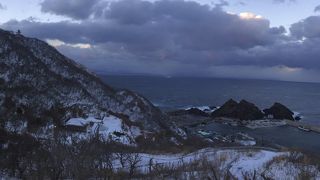 まさに「津軽海峡・冬景色」の雰囲気。強い風と海鳴りを感じられます。