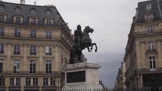 中心には、騎馬像が。