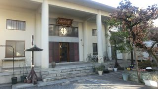 化粧品の柳家の始祖、呂一官が眠る