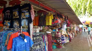 ワットアルンの境内にある土産物の商店街です