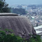 飛鳥を見下ろす謎の巨大石造物