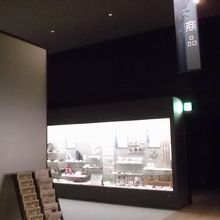 通路から見た展示室