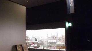 伝統的工芸品の陶磁器等が展示などされているところです