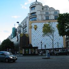 2004年、工事中の外観がおもしろい。