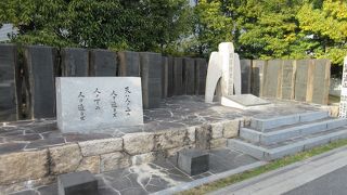 豊前国 中津藩屋敷跡に建つ。