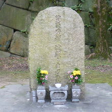 秀頼 淀殿ら自刃の地の碑です