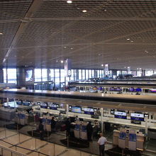 上から眺めた南ウイングチェックインカウンターエリアの様子