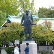 大阪城南側、豊國神社の中に建っています！