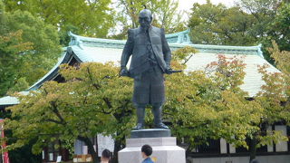 大阪城南側、豊國神社の中に建っています！