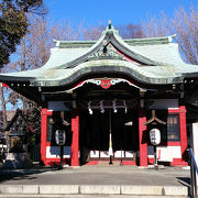 日光街道沿いの目立つ場所に建っています