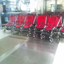 入り口付近に並べられた店内用ベビーカー