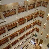 ホテル内ロビー吹き抜け