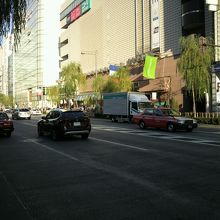 西銀座通りの様子です。中央の奥は、銀座プランタンの店舗です。