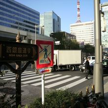 西銀座通りの標識と通りの向いに見える交通会館の様子です。