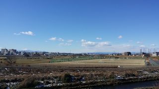 広大な河川敷にサッカーや野球などのグラウンド