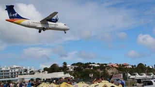 飛行機をながめながらのんびりと