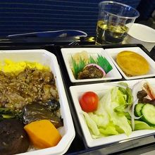 行きの機内食