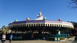 遊園地にあるコーヒーカップの激しいバージョン